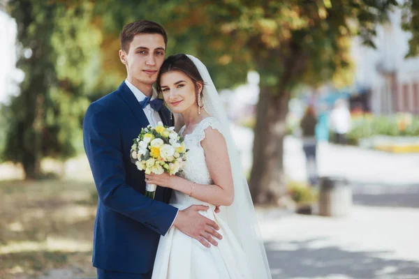 Porträt Eines Glücklichen Hochzeitspaares Freien Traumhafter Sommertag — Stockfoto