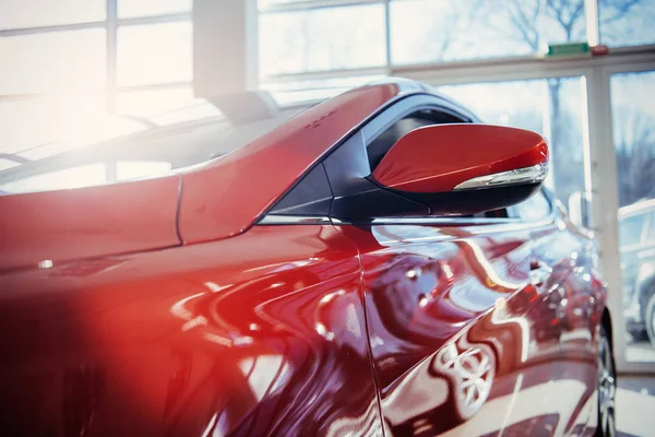 ヘッドライトと赤いスポーツカーのボンネット — ストック写真
