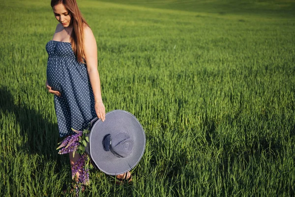 Uma Mulher Grávida Campo Trigo Verde Dia Verão — Fotografia de Stock