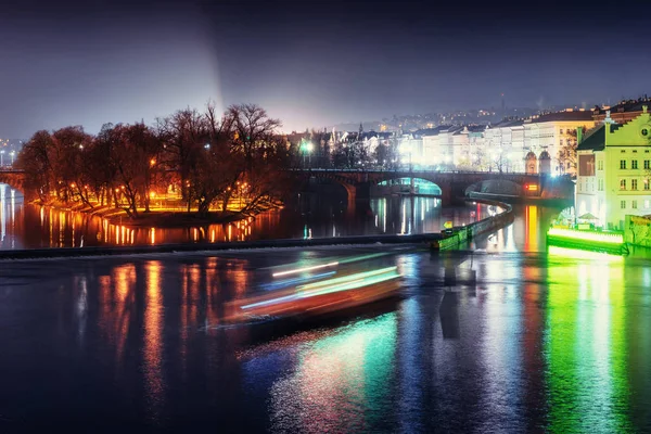ブルタヴァ川の上の橋とプラハの歴史的中心部の景色 建物と赤い屋根がある旧市街のランドマーク — ストック写真
