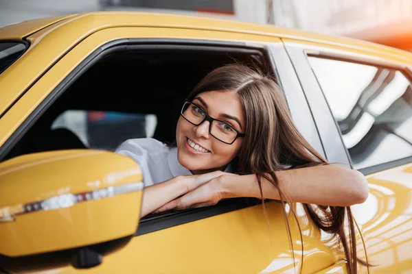 Mujer Joven Nuevo Coche Sonriendo — Foto de Stock