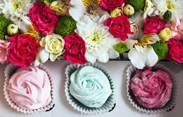 Rosa Marshmallows Och Vackra Blommor Vit Bakgrund Trä — Stockfoto