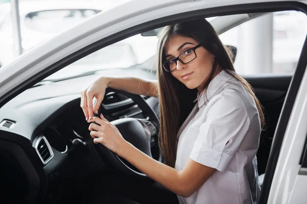 Atraktivní Mladá Běloška Předního Sedadla Automobilu Při Pohledu Fotoaparát — Stock fotografie