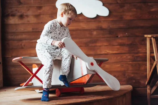 Niño Feliz Jugando Con Aviones Madera Contra Infancia Fantasía Imaginación —  Fotos de Stock