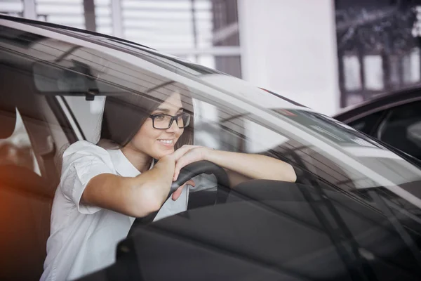 Portret Van Jonge Mooie Vrouw Zitten Auto — Stockfoto