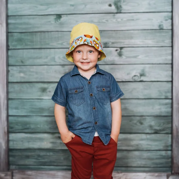 Ευτυχισμένος Μικρό Αγόρι Παιδί Ένα Καπέλο Παναμά — Φωτογραφία Αρχείου