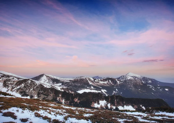 Ulusal Parkta Karpatlar Dağ Aralıkları Üzerinde Renkli Bahar Günbatımı Ukrayna — Stok fotoğraf