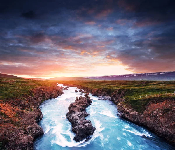 Łagodne Stoki Ośnieżone Góry Lodowce Znakomity Islandii Wiosnę Fantastyczne Chmury — Zdjęcie stockowe