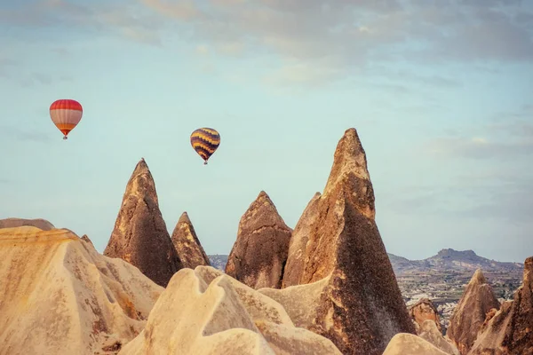 Globo Aire Caliente Volando Sobre Paisaje Rocoso Capadocia Turquía Capadocia —  Fotos de Stock