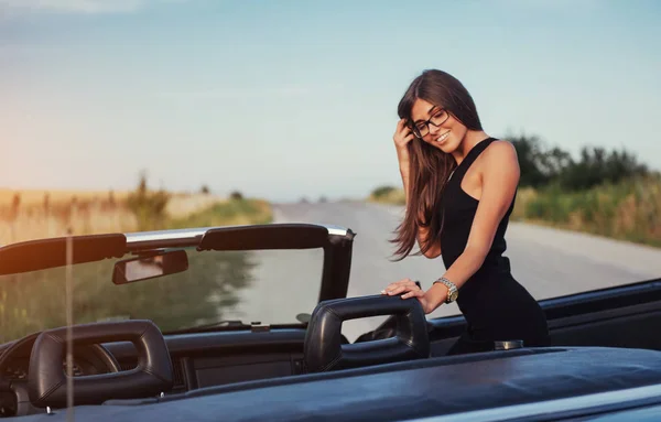 Young Woman Photo Shoot She Gladly Posing Car Sky Field — Stock Photo, Image