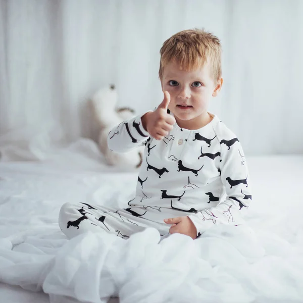 Dziecko Miękkie Ciepłe Piżamy Grać Łóżku — Zdjęcie stockowe
