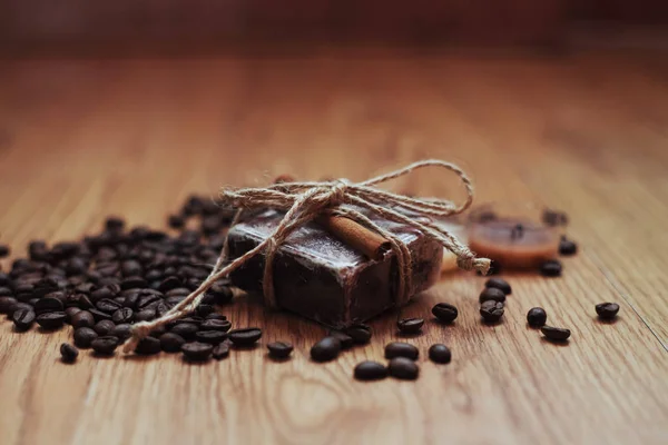 Ekologisk Tvål Med Kaffebönor Och Kryddor Trä Bakgrund Spa Konceptet — Stockfoto