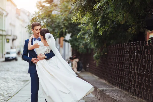 Retrato Casal Casamento Feliz Livre Fantástico Dia Verão — Fotografia de Stock