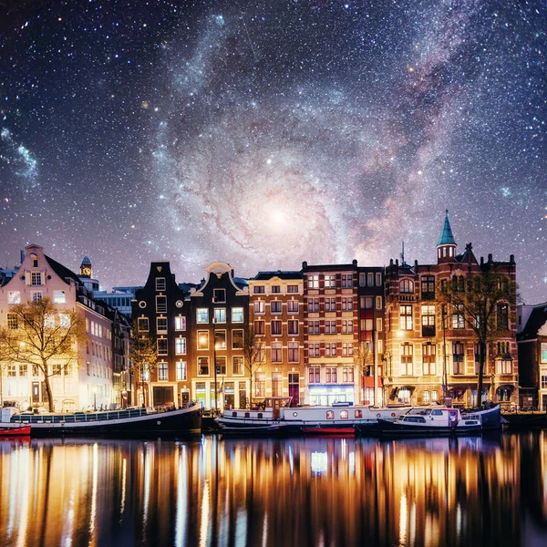 암스테르담에서 밤입니다 채널에 환상적인 밤하늘 그리고은 수입니다 우주국의 — 스톡 사진