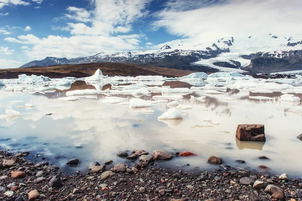 Isberget Jökulsárlón Fjallsarlon Vita Cumulusmoln Återspeglas Vattnet Vintern Södra Island — Stockfoto