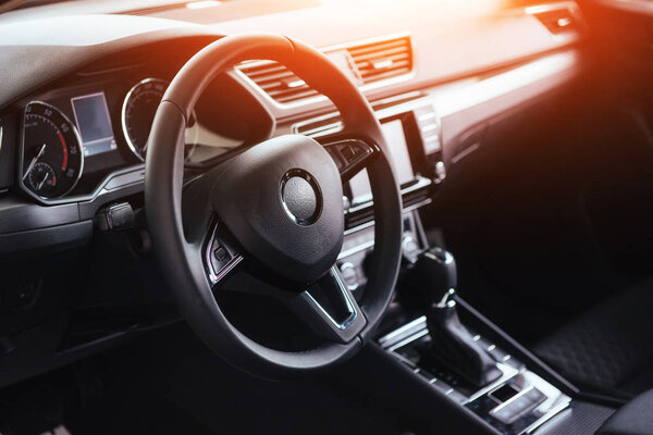 Современная приборная панель и рулевое колесо
.