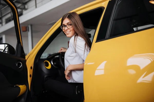 Mujer Joven Nuevo Coche Sonriendo — Foto de Stock