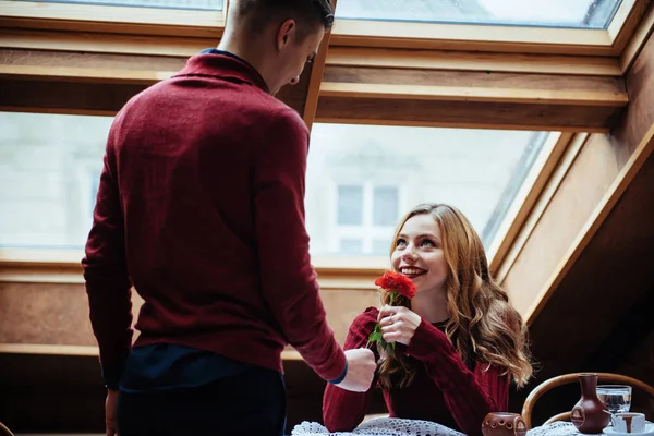 Krásný Mladý Muž Žena Slaví Valentýn Restauraci Muž Dává Růže — Stock fotografie