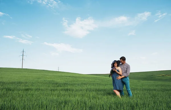 Familia Feliz Abrazándose Campo Trigo Verde Madre Esperando Niño Las — Foto de Stock