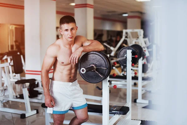 체육관에서 카메라 포즈를 취하는 근육을 — 스톡 사진