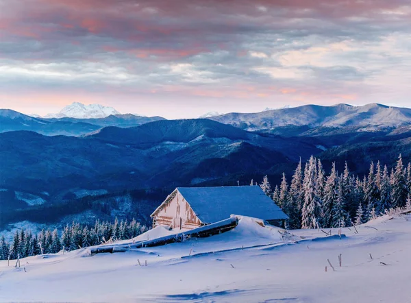 Fantástico Pôr Sol Sobre Montanhas Cobertas Neve Chalés Madeira — Fotografia de Stock