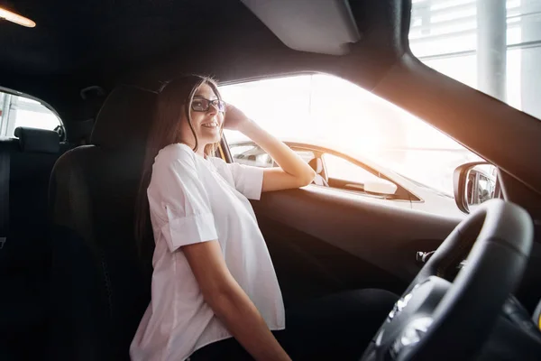 魅力的な若い白人女性 車の助手席からカメラを見て — ストック写真