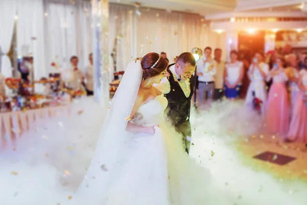 Heureux Mariés Leur Première Danse Mariage Dans Élégant Restaurant Avec — Photo