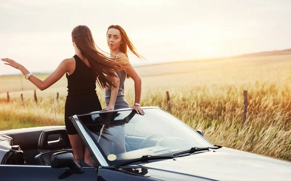 Dos Mujeres Coche Negro Carretera —  Fotos de Stock