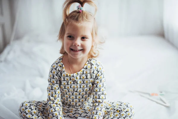 Kind Zachte Warme Pyjama Spelen Bed — Stockfoto