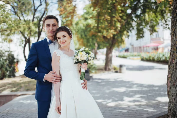 Retrato Casal Casamento Feliz Livre Fantástico Dia Verão — Fotografia de Stock