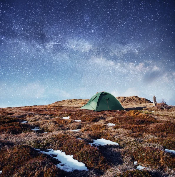 Yıldızlı Gökyüzü Dağlarda Çadır Yukarıda Sihirli Olayı Soğuk Gün Tatil — Stok fotoğraf