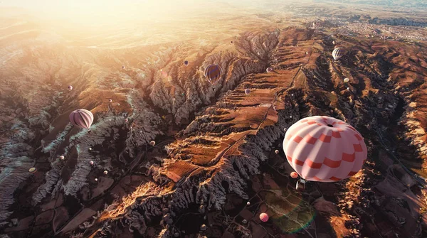 Heißluftballon Fliegt Über Felslandschaft Der Türkei Kappadokien Mit Seinem Tal — Stockfoto