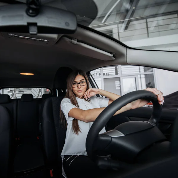 Destul Tânără Femeie Conducând Noua Mașină — Fotografie, imagine de stoc