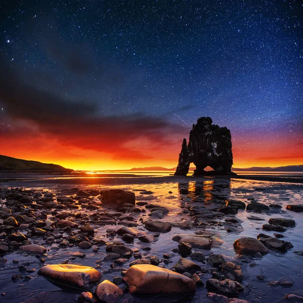 Hvitserkur Wysokości Fantastyczne Gwiaździste Niebo Mlecznej Wschodnim Wybrzeżu Półwyspu Vatnsnes — Zdjęcie stockowe