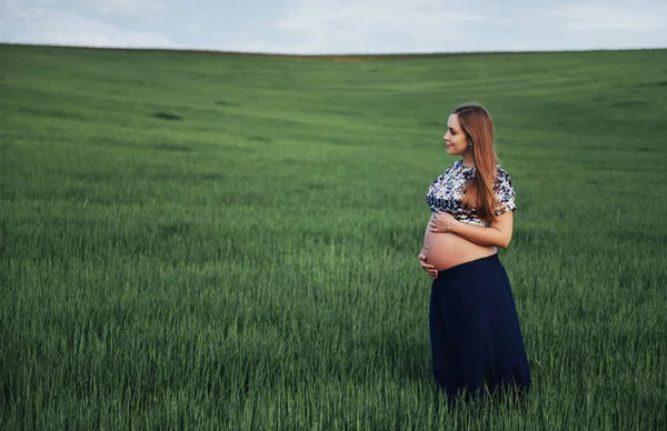 Uma Mulher Grávida Campo Trigo Verde Dia Verão — Fotografia de Stock