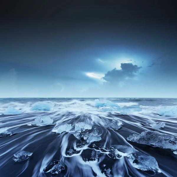 Ijsbergen Drijvend Het Gletsjermeer Jokulsarlon Zwarte Vulkanische Strand Zuid Ijsland — Stockfoto