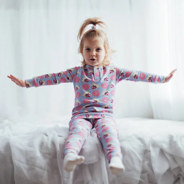 Barn Mjuka Varma Pyjamas Spelar Sängen — Stockfoto