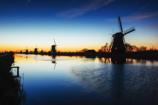 Fantástico Atardecer Tradicional Canal Molinos Viento Holandés Rotterdam Muelle Madera — Foto de Stock