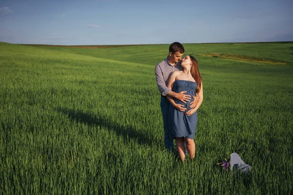 Familia Feliz Abrazándose Campo Trigo Verde Madre Esperando Niño Las — Foto de Stock