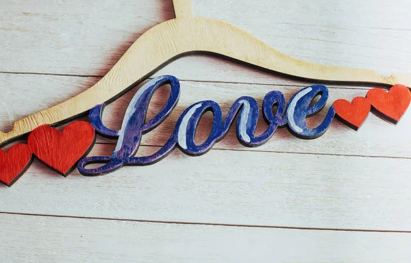 Appendino Legno Isolato Uno Sfondo Legno Bianco Regalo San Valentino — Foto Stock