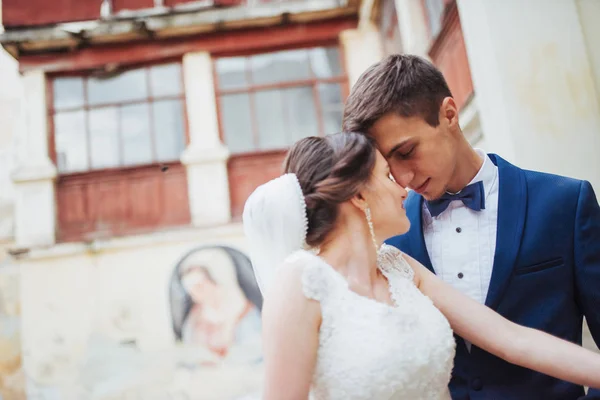 Retrato Casamento Casal Feliz Fique Beijando Nas Ruas Cidade Velha — Fotografia de Stock