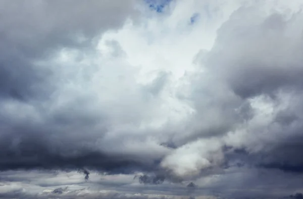 雷嵐の前に の暗い雲の背景 劇的な空 — ストック写真