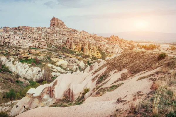 Antik bir kent ve Uchisar kalesi, güneş doğduktan sonra bir dağdan kazıldı, Kapadokya, Türkiye