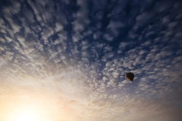 青い空の上にカラフルなバルーン 美の世界 — ストック写真