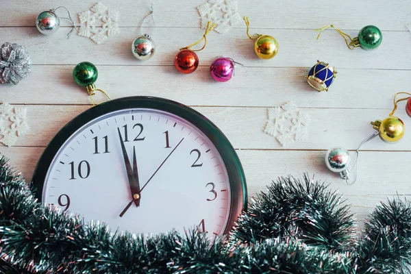 Nouvel Minuit Horloge Sur Fond Bois Boules Noël Carte Vœux — Photo