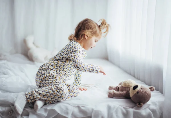 Yumuşak Sıcak Pijama Yatakta Oynayan Çocuk — Stok fotoğraf
