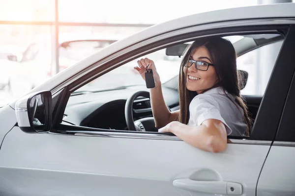 Gelukkig Jongedame Buurt Van Auto Met Toetsen Hand Concept Van — Stockfoto