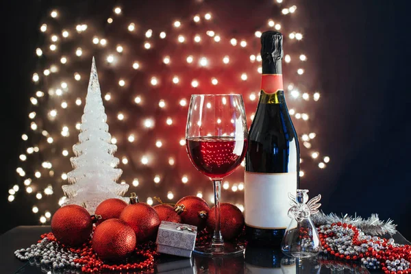 Natal Ano Novo Decorações Festivas Garrafa Vinho Tinto Vidro Nas — Fotografia de Stock