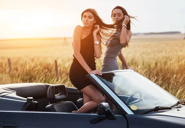 Two Women Black Car Roadside Roads — Stock Photo, Image