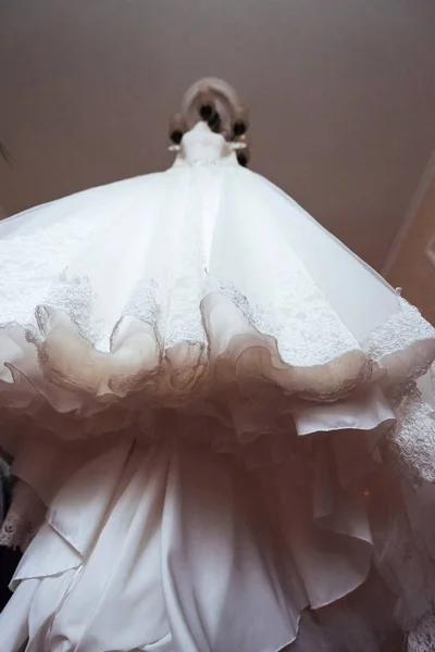 Robe Mariée Suspendue Sur Lustre Intérieur — Photo